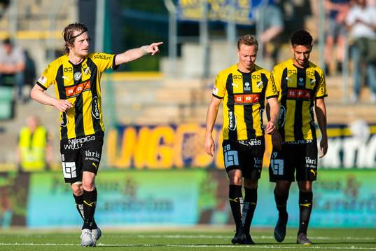 Häckens Erik Friberg jublar med lagkamrater
