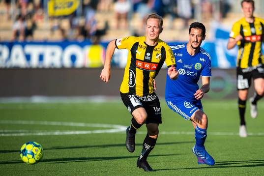 Häckens Adam Andersson och Sundsvalls Pol Moreno Sanchez