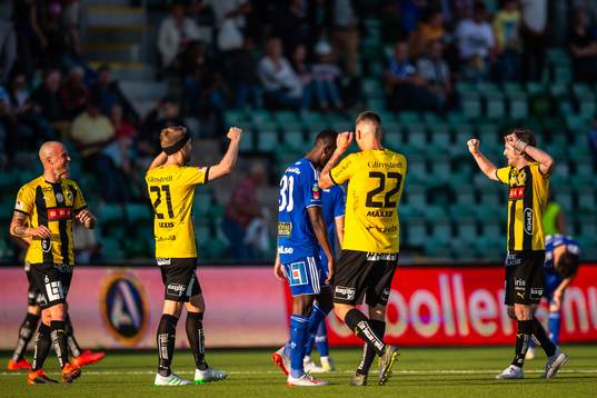 Häckens spelare jublar