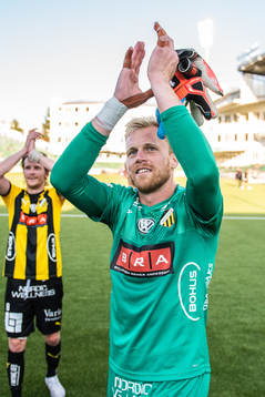 Häckens målvakt Peter Abrahamsson jublar