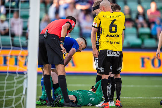 Häckens målvakt Peter Abrahamsson har ont