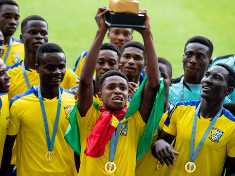Spelarna i Kharis Sports Academy jublar