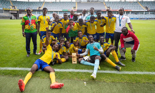 Spelarna i Kharis Sports Academy jublar