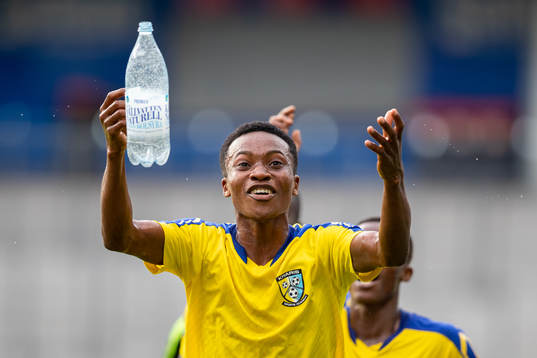 Spelarna i Kharis Sports Academy jublar