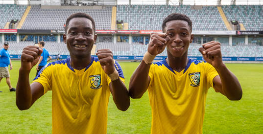 Spelarna i Kharis Sports Academy jublar