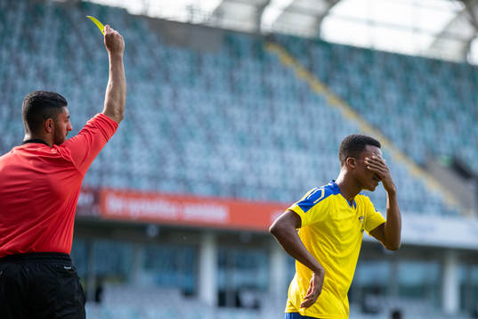 Spelare i Kharis Sports Academy få gult kort