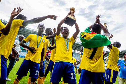 Spelarna i Kharis Sports Academy jublar