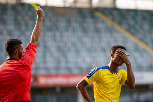 Spelare i Kharis Sports Academy få gult kort