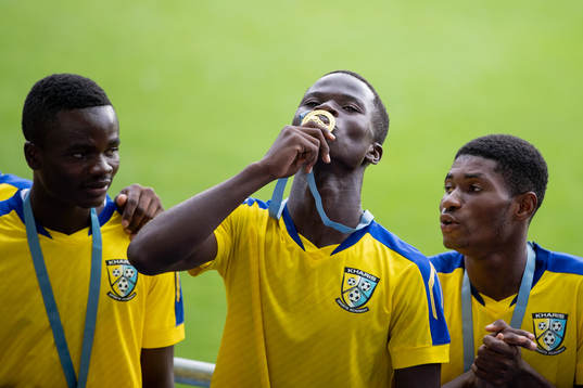 Spelarna i Kharis Sports Academy jublar