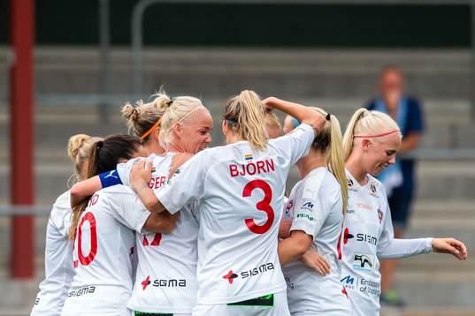 Rosengårds Glodis Perla Viggosdottir jublar med lagkamrater