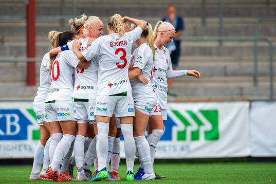 Rosengårds Glodis Perla Viggosdottir jublar med lagkamrater