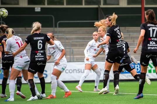 Rosengårds Glodis Perla Viggosdottir nickar in 1-0