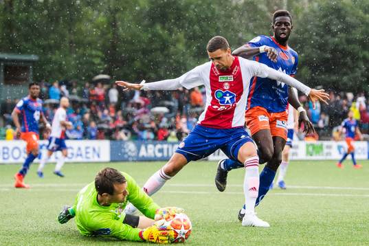 Goalkeeper Knut-André Søyland Skjærstein and Emmanuel