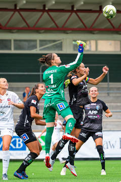 Växjös målvakt Erin Katrina McLeod boxar bort bollen