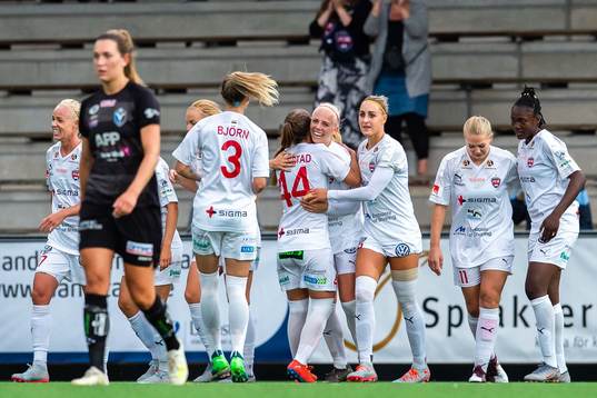 Rosengårds Sofie Svava jublar med lagkamrater