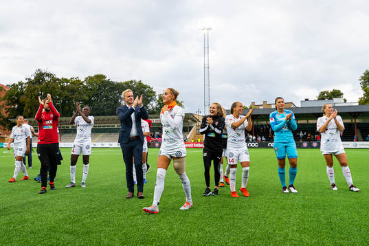 Rosengårds tränare Jonas Eidevall och spelare tackar