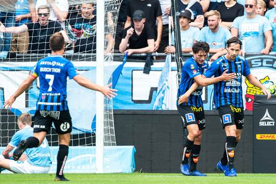 Sirius Philip Haglund jublar med lagkamrater