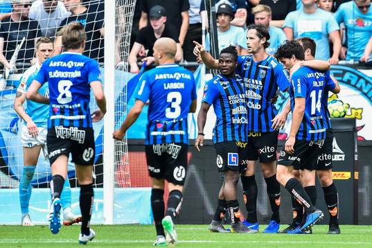 Sirius Philip Haglund jublar med lagkamrater