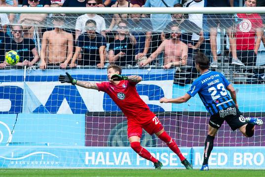 Sirius Philip Haglund gör 0-1 bakom Malmö FFs målvakt