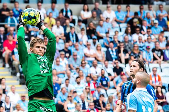 Sirius målvakt Lukas Jonsson med en räddning