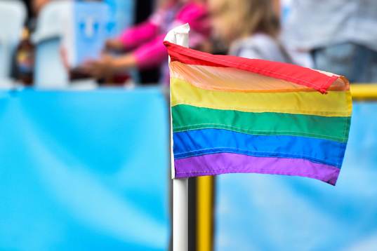 En hörnflagga med prideflaggan