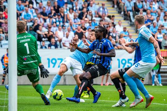 Malmö FFs Markus Rosenberg mot Sirius målvakt Lukas
