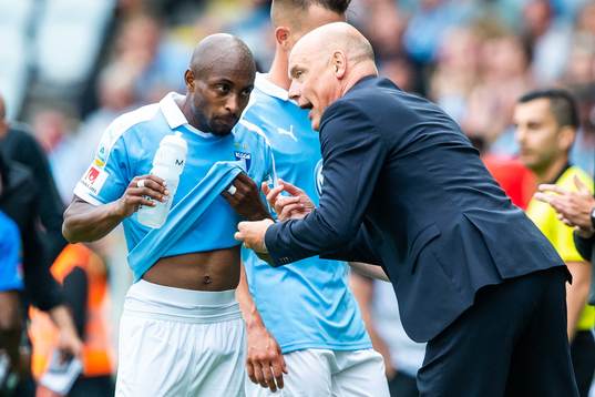 Malmö FFs tränare Uwe Rösler i samtal med Fouad Bachirou