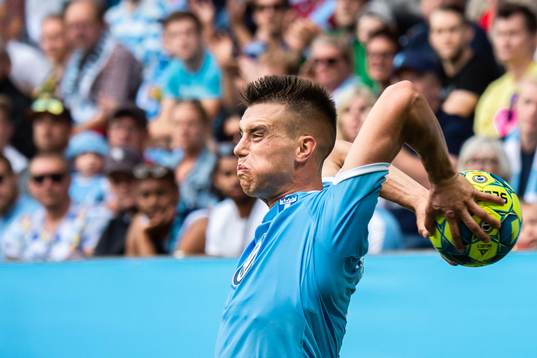 Malmö FFs Jonas Knudsen med ett inkast