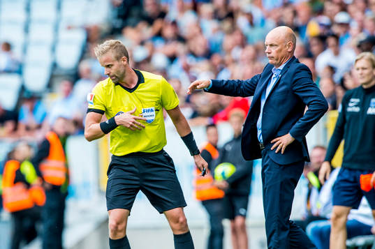 Domaren Glenn Nyberg och Malmö FFs tränare Uwe Rösler