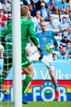 Malmö FFs Jo Inge Berget mot Sirius målvakt Lukas Jonsson