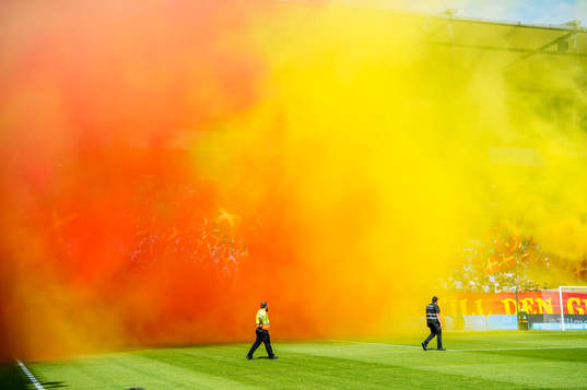 Malmö FFs supportrar tände röda och gula bengaler innan