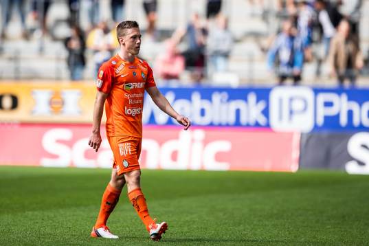 AFC Eskilstunas Gustav Jarl lämnar planen