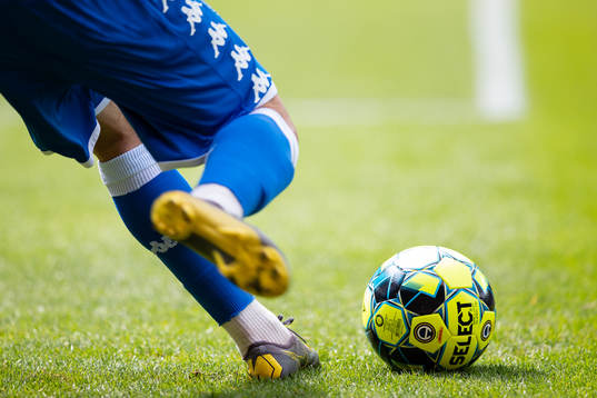 IFK Göteborgs Giorgi Kharaishvili slår en frispark