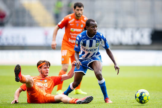 AFC Eskilstunas Wilhelm Loeper och IFK Göteborgs Alhassan