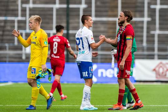 IFK Norrköpings Simon Thern tackar Östersunds Tom