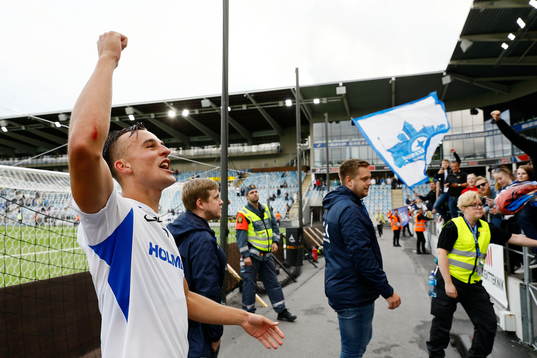 IFK Norrköpings Henrik Castegren jublar och sjunger med