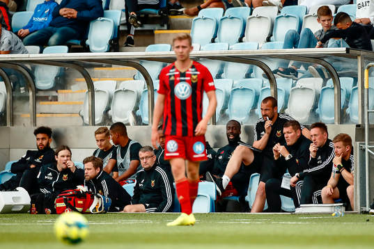Östersunds bänk med tränare Ian Burchnall