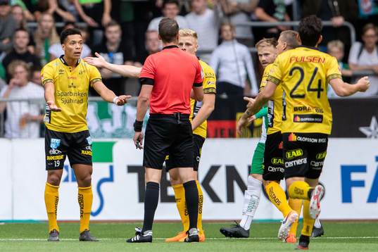Elfsborgs Kevin Kabran i samtal med domare Andreas Ekberg