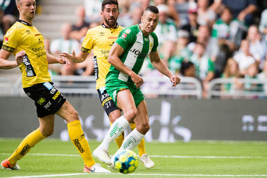 Hammarbys Nikola Djurdjic med ett inlägg förbi Elfsborgs