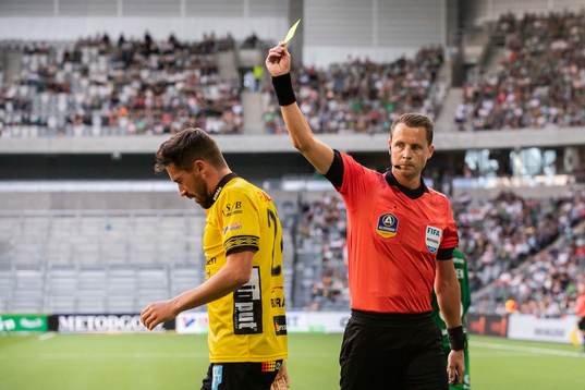 Elfsborgs Frederik Holst tilldelas en varning av domare