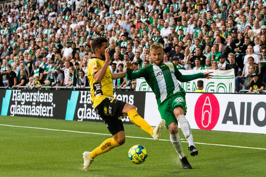 Elfsborgs Frederik Holst i kamp om bollen med Hammarbys