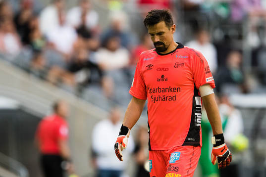 Elfsborgs målvakt Kevin Stuhr Ellegaard deppar