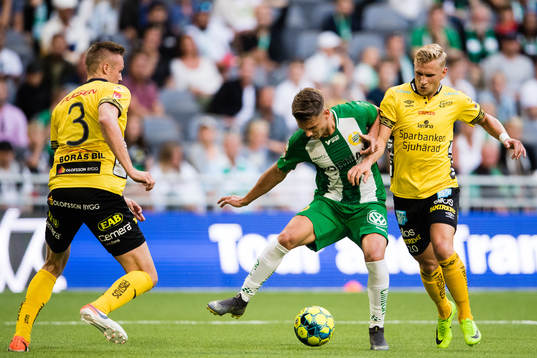 Hammarbys Alexander Kacaniklic i kamp om bollen med