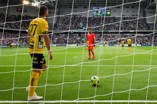 Elfsborgs Frederik Holst och målvakt Kevin Stuhr Ellegaard