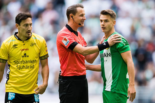 Elfsborgs Stefan Ishizaki, domare Andreas Ekberg och