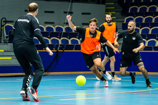 Malmös spelare värmer upp med fotboll