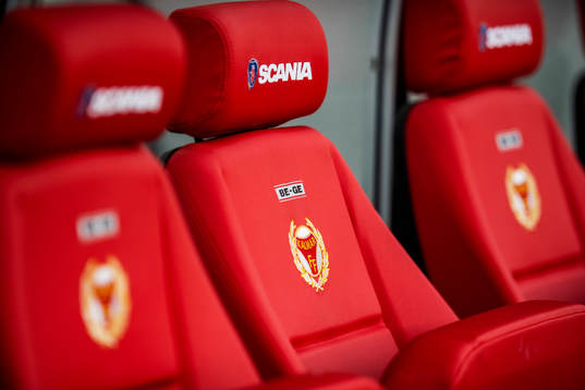Kalmar FFs klubbmärke på stolarna i avbytarbåset