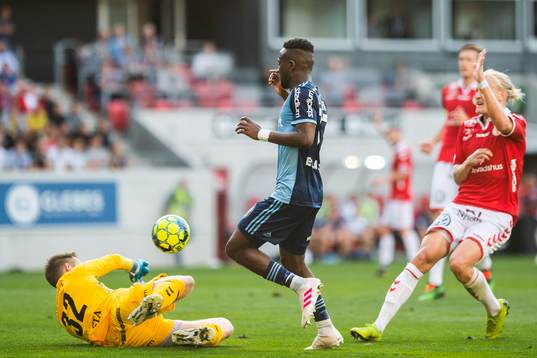 Djurgårdens Mohamed Buya Turay och Kalmars målvakt Lucas
