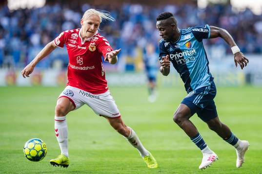 Kalmars Henrik Löfkvist och Djurgårdens Mohamed Buya Turay