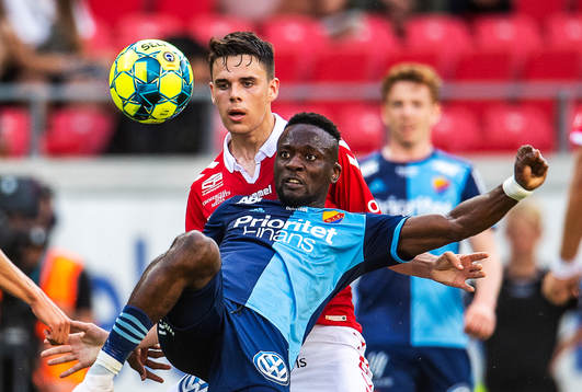Kalmars Samuel Adrian och Djurgårdens Mohamed Buya Turay